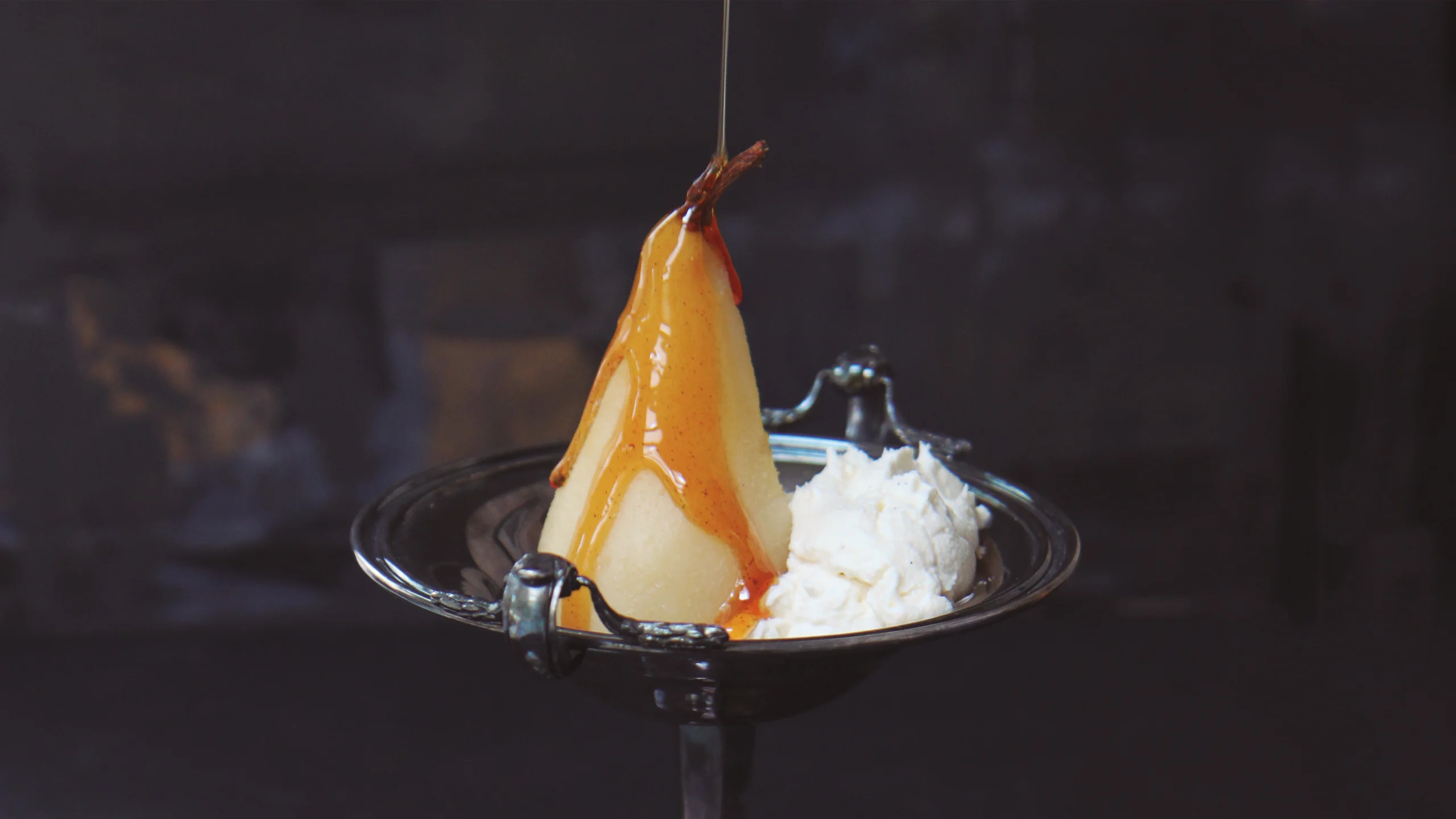 Peras pochadas al moscatel, un postre para los días fríos