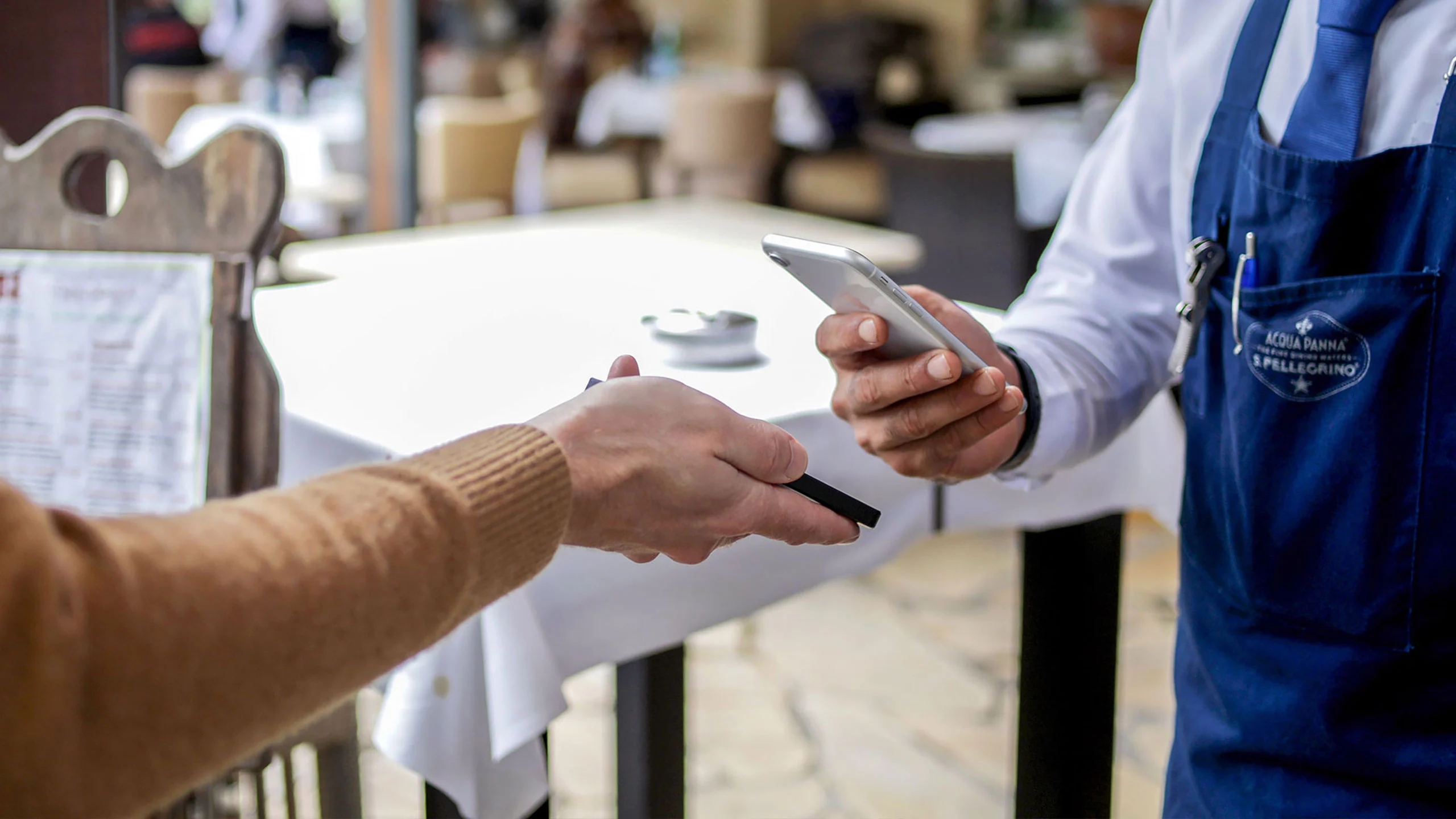 Los buenos modales al hacer una reservación en un restaurante son más importantes que nunca