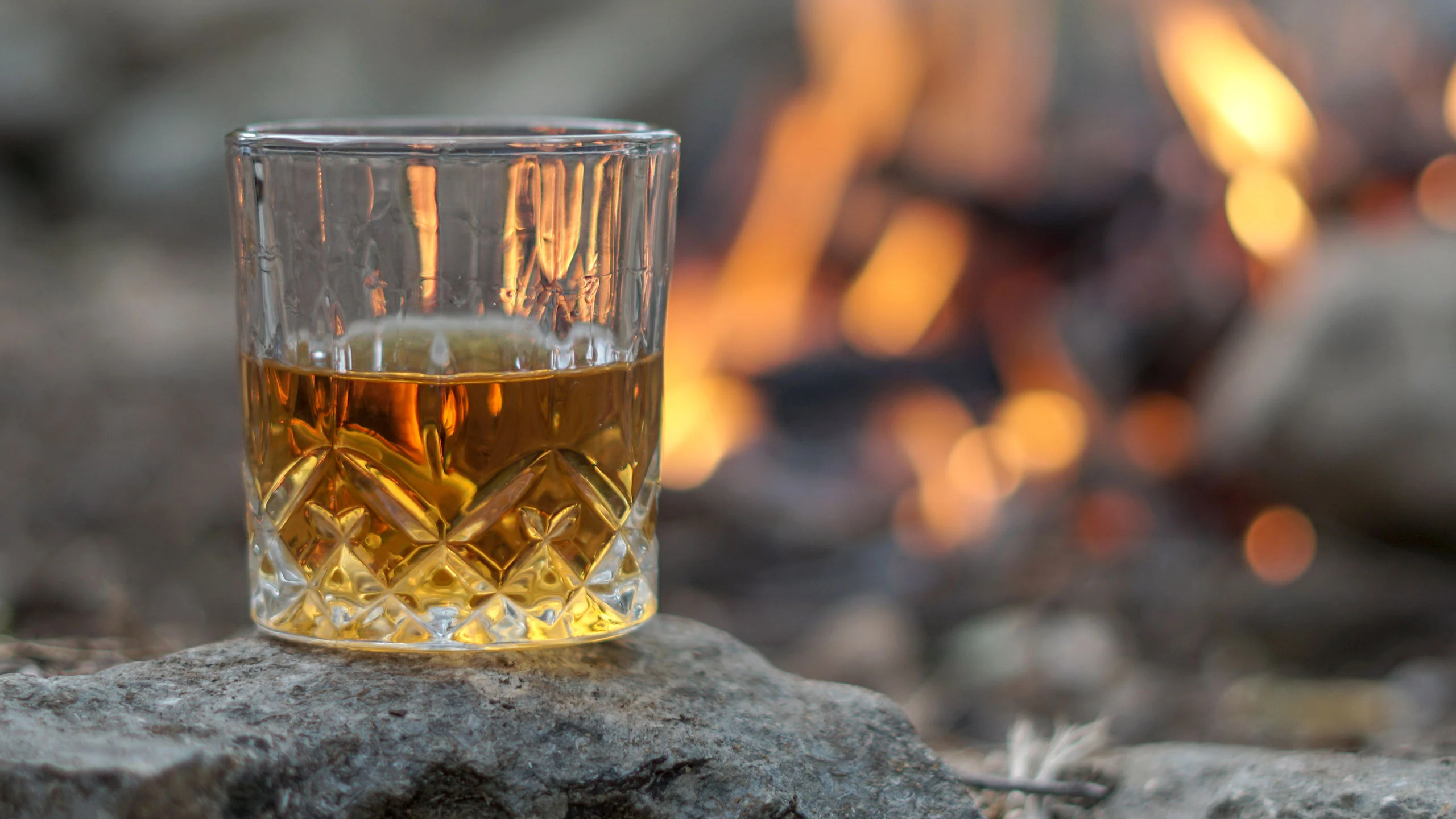 Empresa escocesa elabora combustible de autos con desechos de whisky