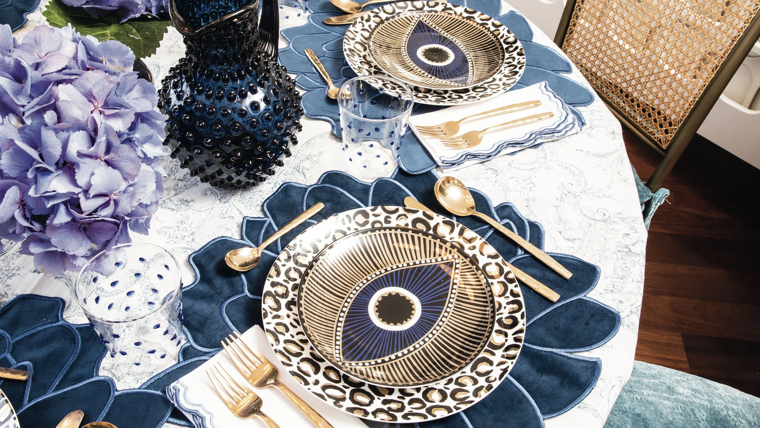 Si tienes una reunión, déjale la decoración de la mesa a Zash