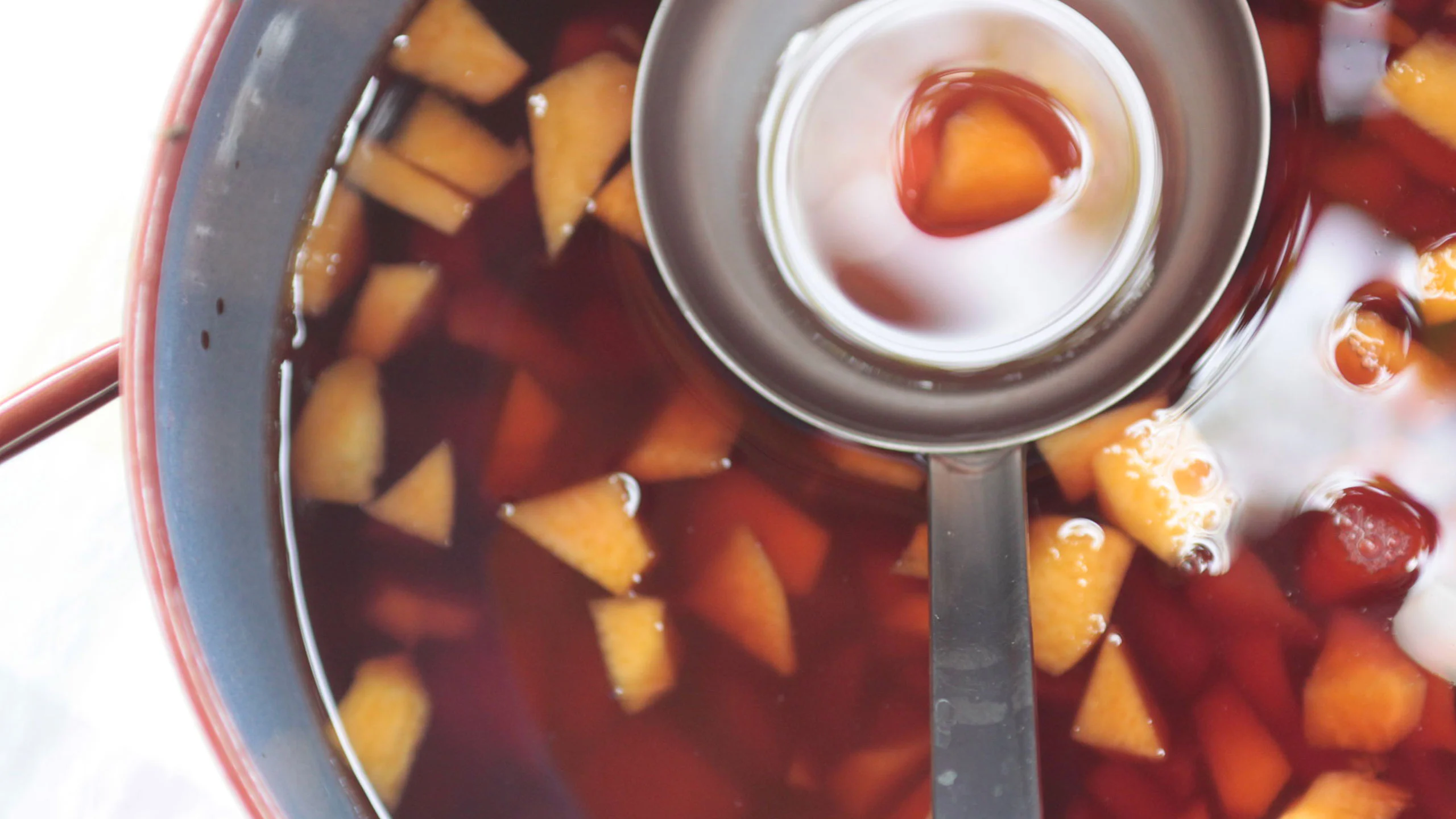 Los ingredientes que no pueden faltar en un buen ponche de frutas