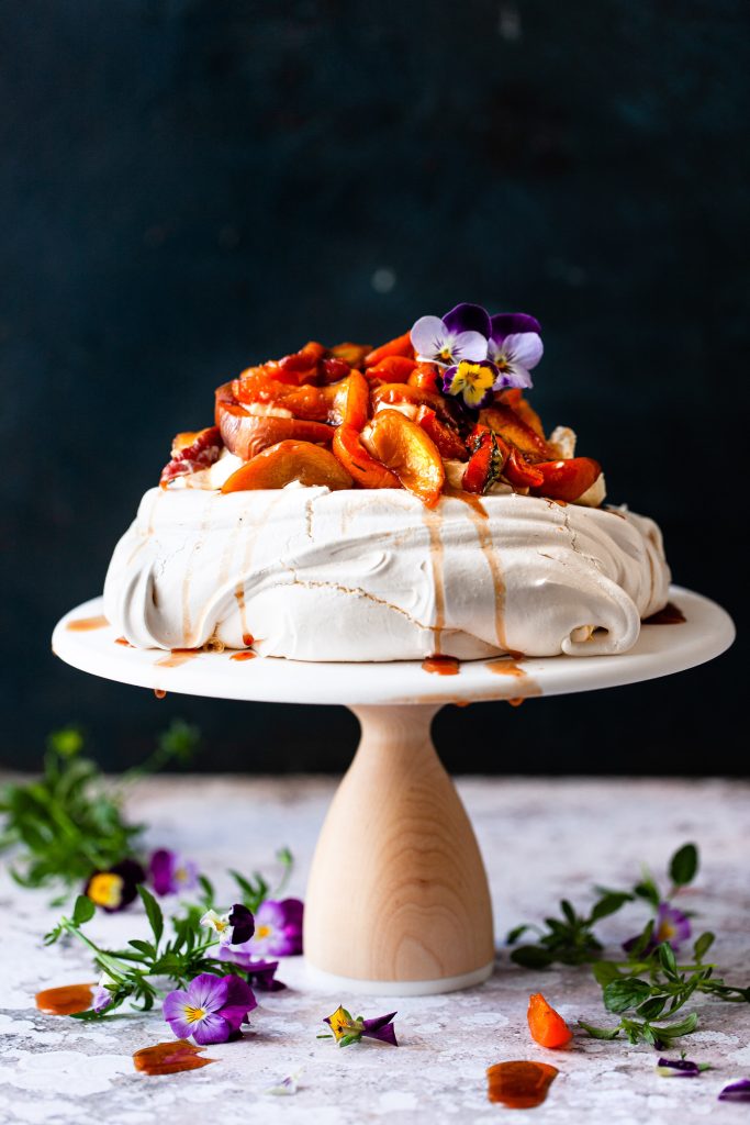 Pavlova de frutos rojos-comida navideña en el mundo-Navidad