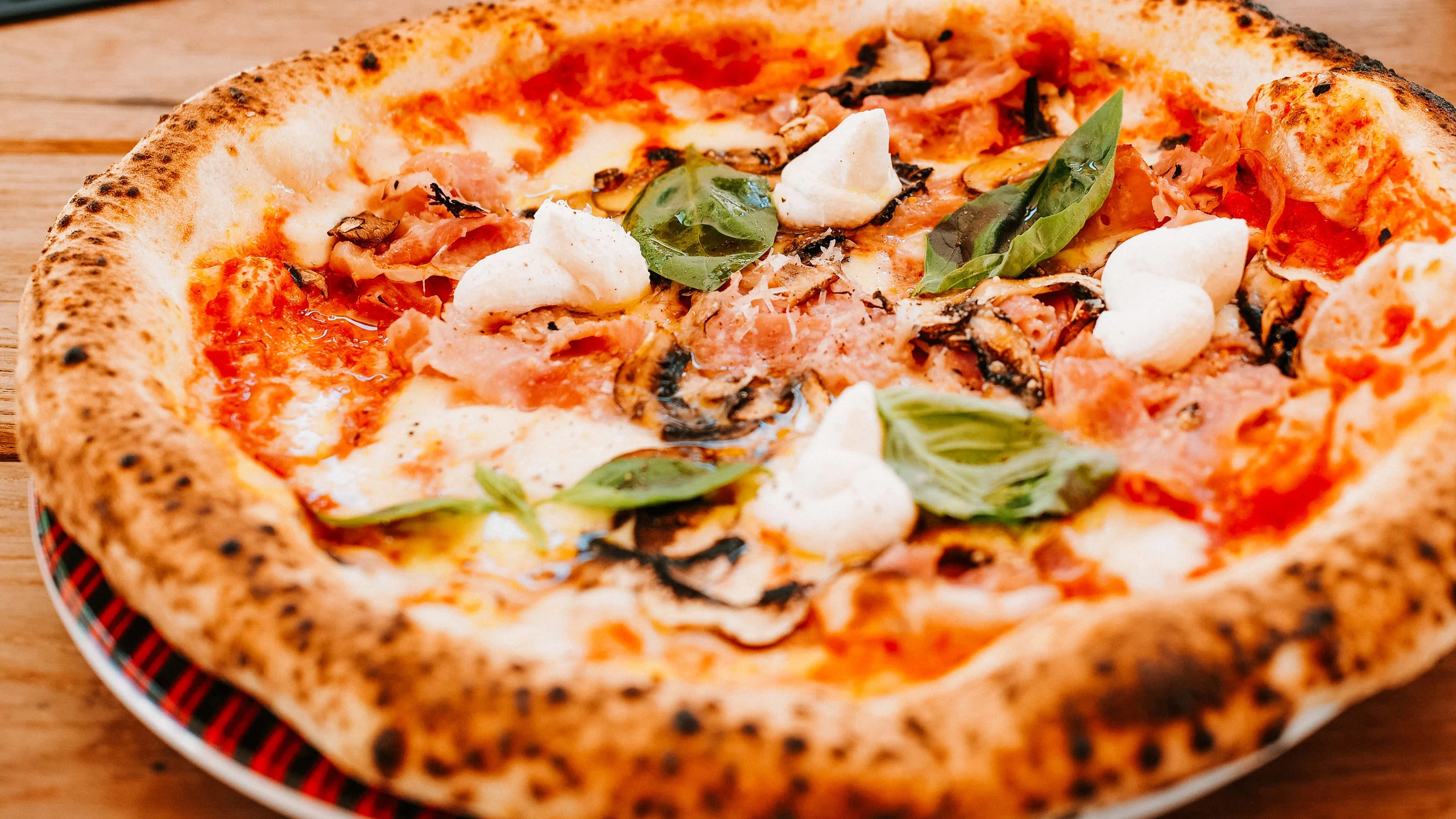 Platillos para Año Nuevo: Pizza de coliflor con jamón serrano y queso mozzarella