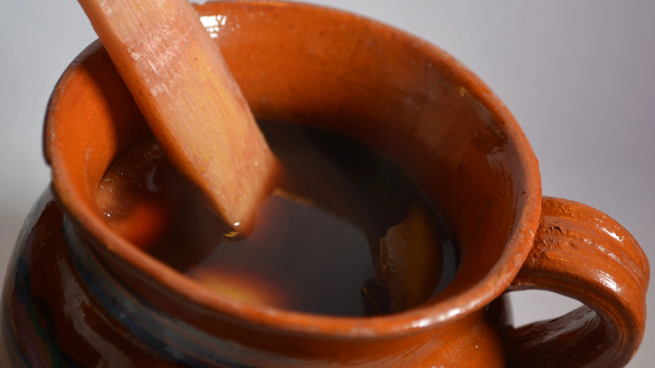 Ponche con mezcal, el coctel navideño que debes probar Ponche con mezcal, el coctel navideño que debes probar