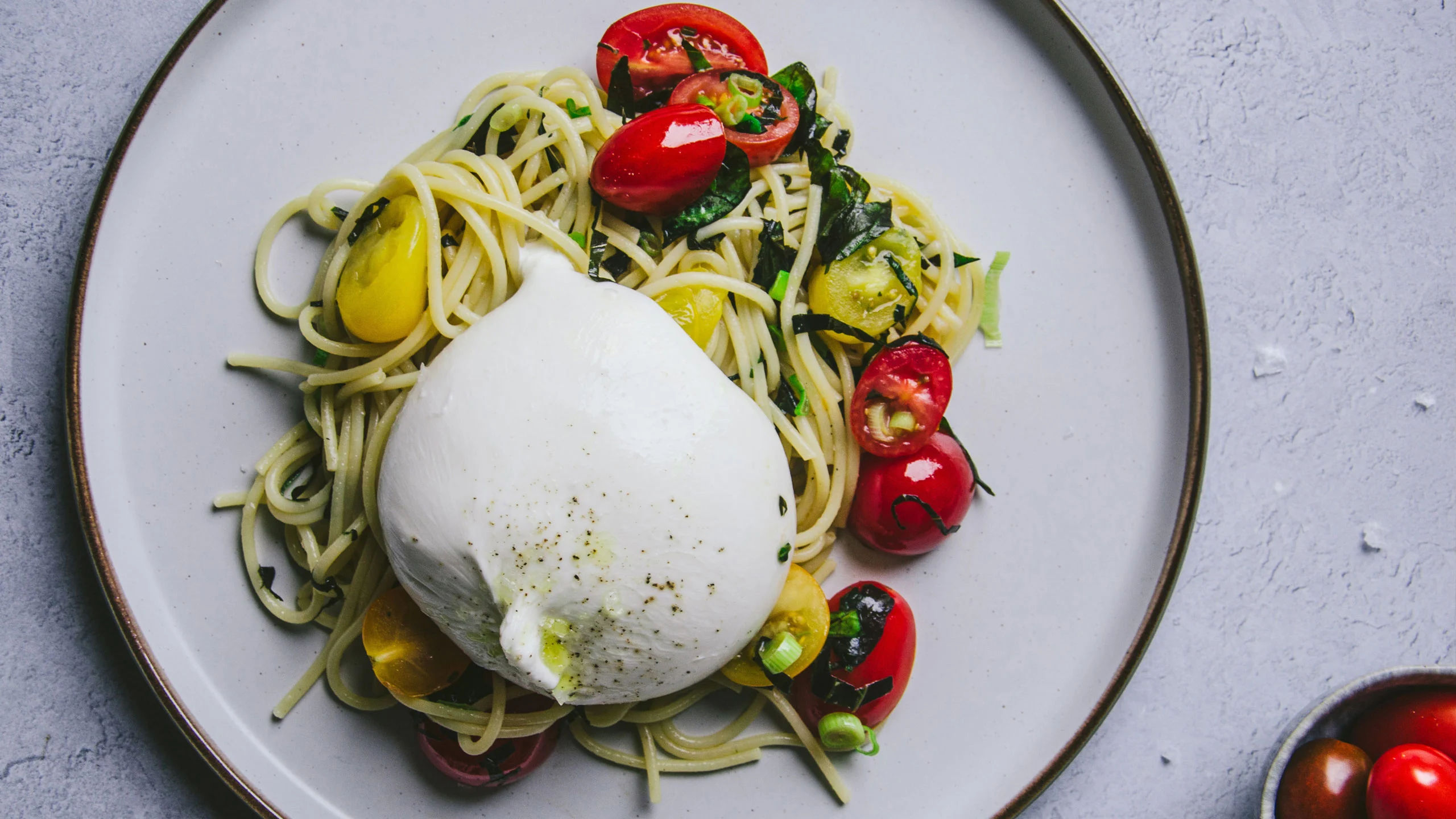 Recetas saludables para empezar el año: Burrata Di Stefano con espagueti de calabaza y pesto de albahaca