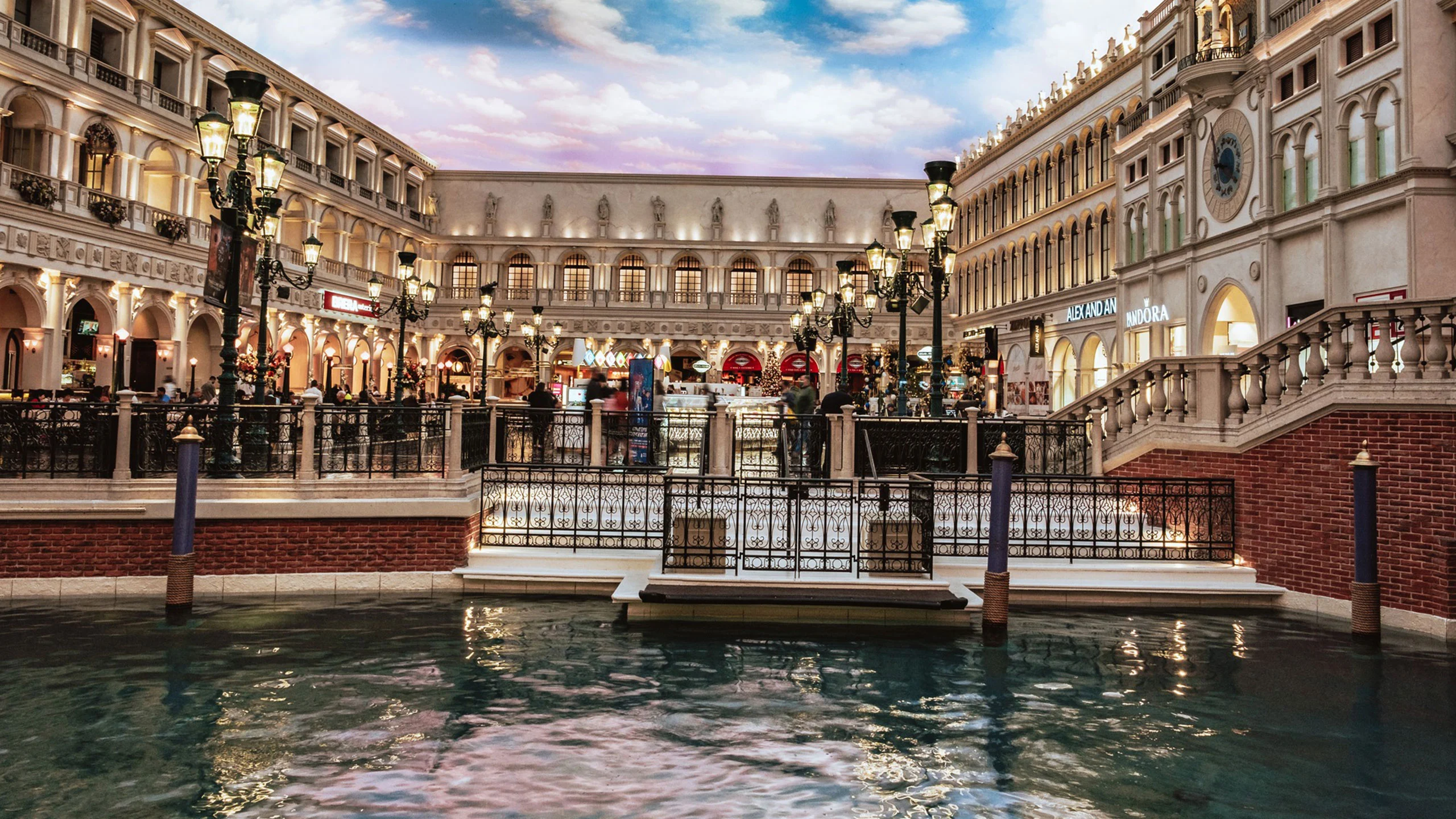 Cómete el mundo mientras vas de shopping en Grand Canal Shoppes en The Venetian Resort Las Vegas