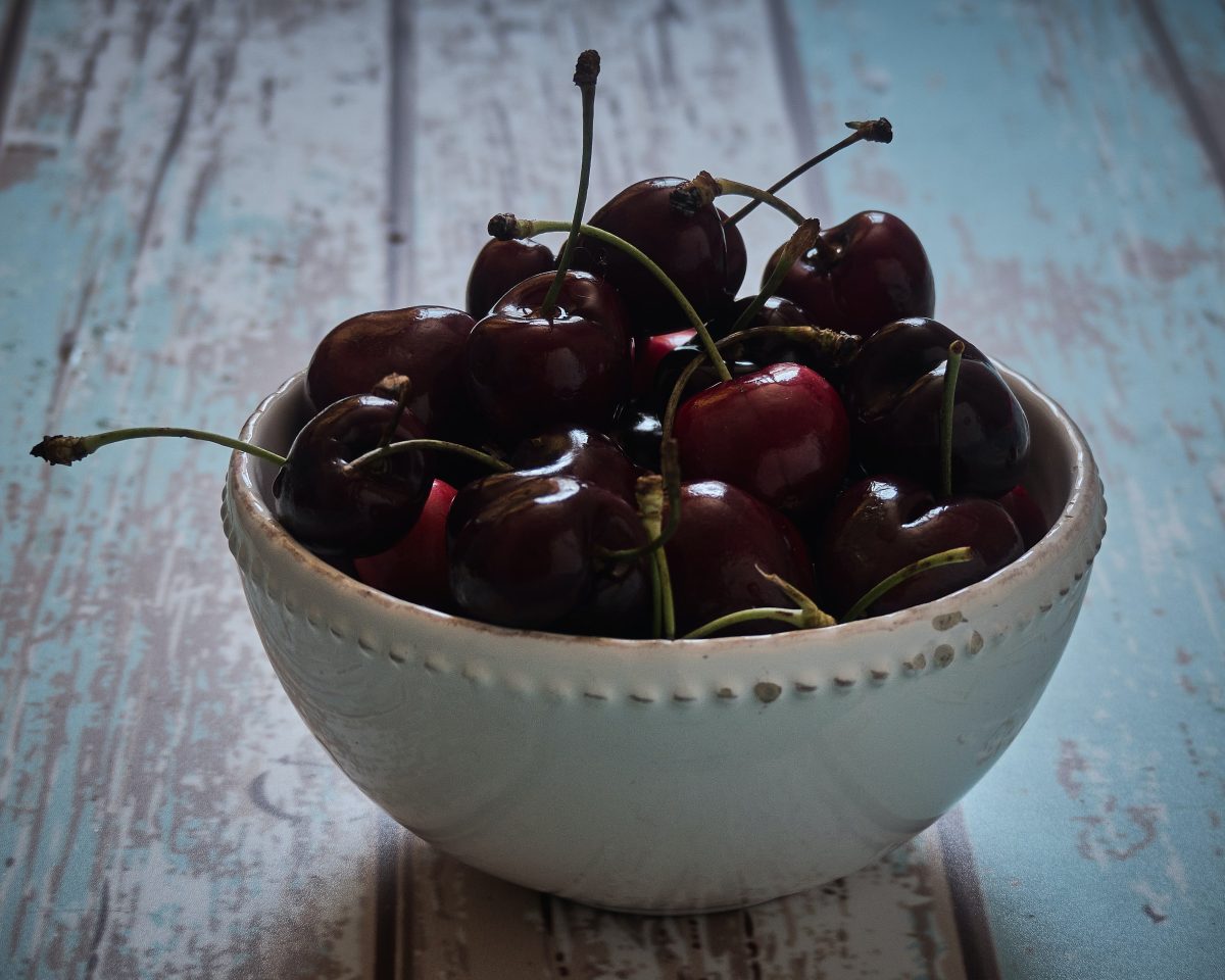 cerezas-en-un-plato