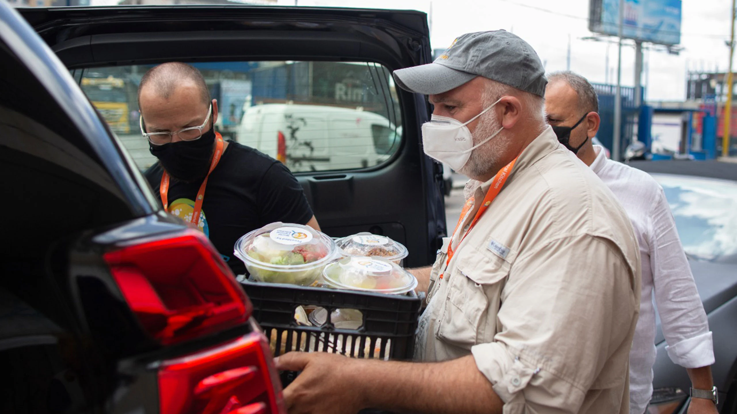 Chef José Andrés ayuda a refugiados ucranianos en Polonia