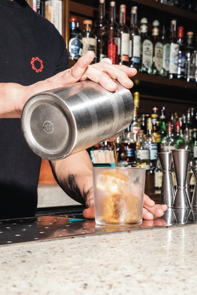Así preparan el negroni en Limantour. Foto: Juan Pablo Espinosa.
