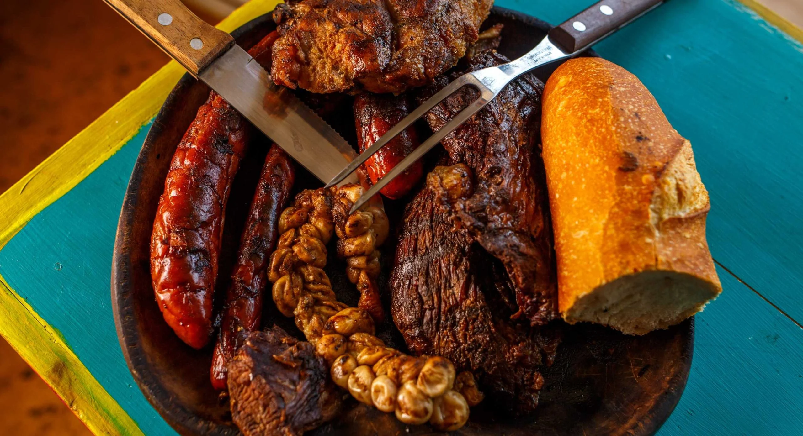 Un choripán extra goloso: con guacamole y mucho chimichurri