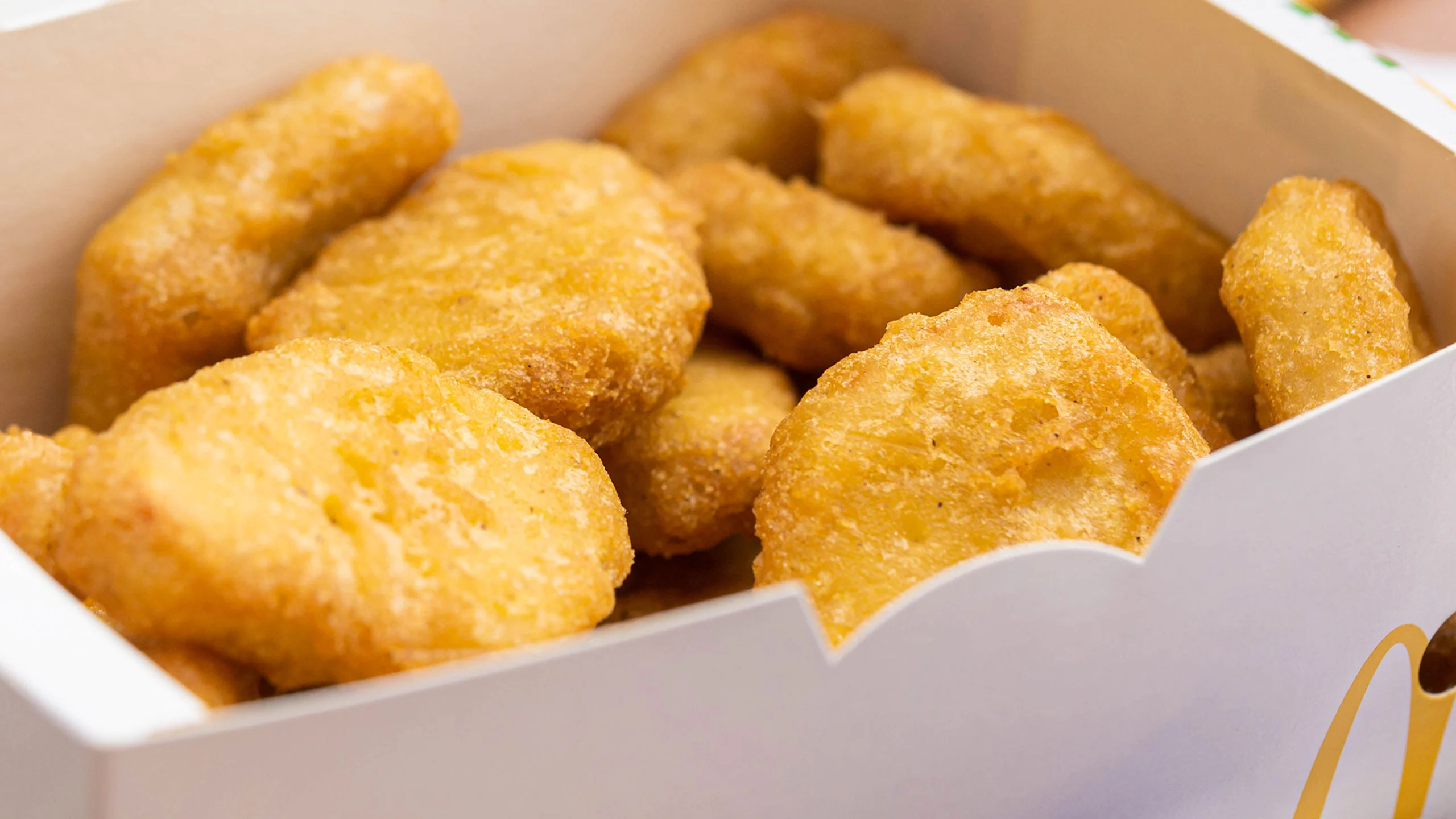Británica rompe récord mundial por comer más McNuggets en un minuto