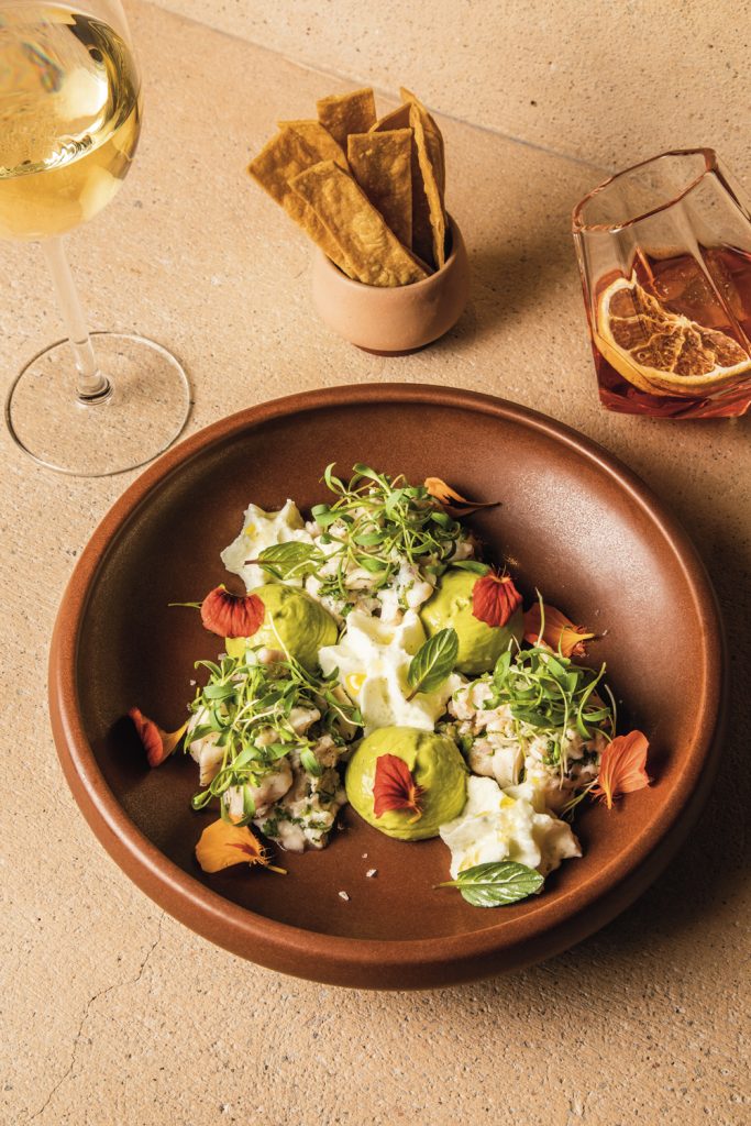 Rocasal-ceviche de pescado blanco con cremoso de aguacate y emulsión de mojito