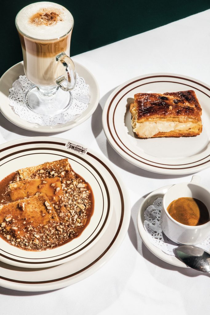 Bartolo, capuchino, americano y crepas de cajeta. Foto: Juan Pablo Espinosa. Cantina del Bosque