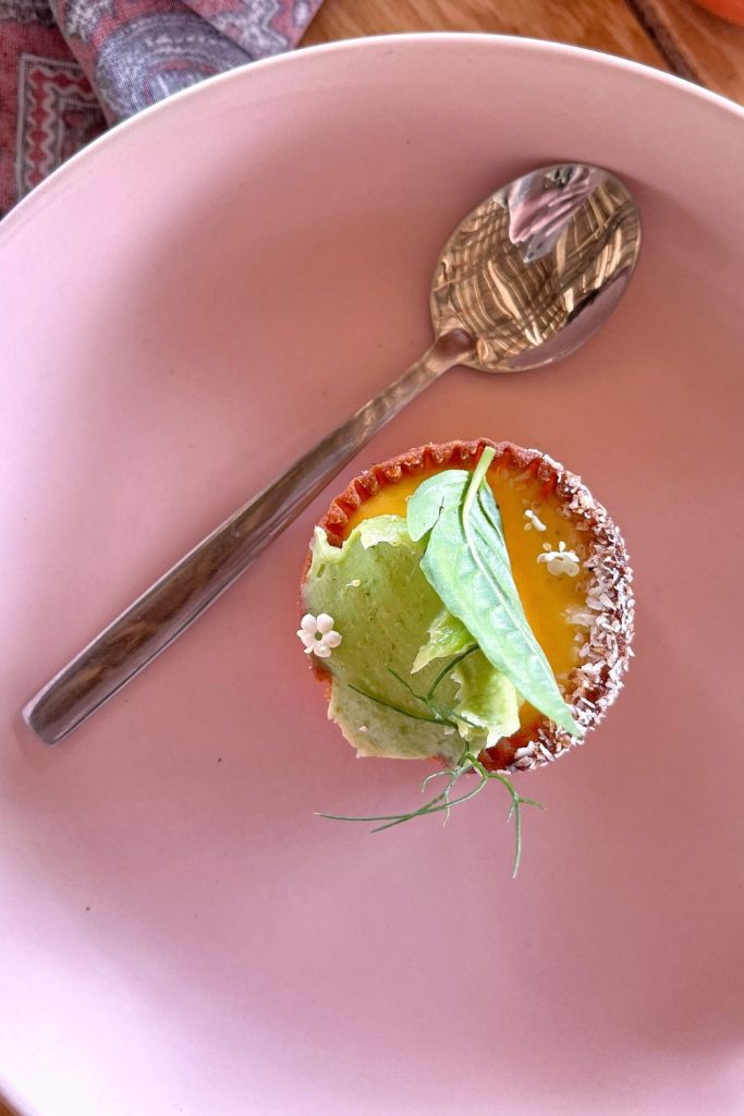 Tarta de albahaca y maracuyá de Tierra Adentro Cocina en Arca Tierra. Foto: Griselle Montejo