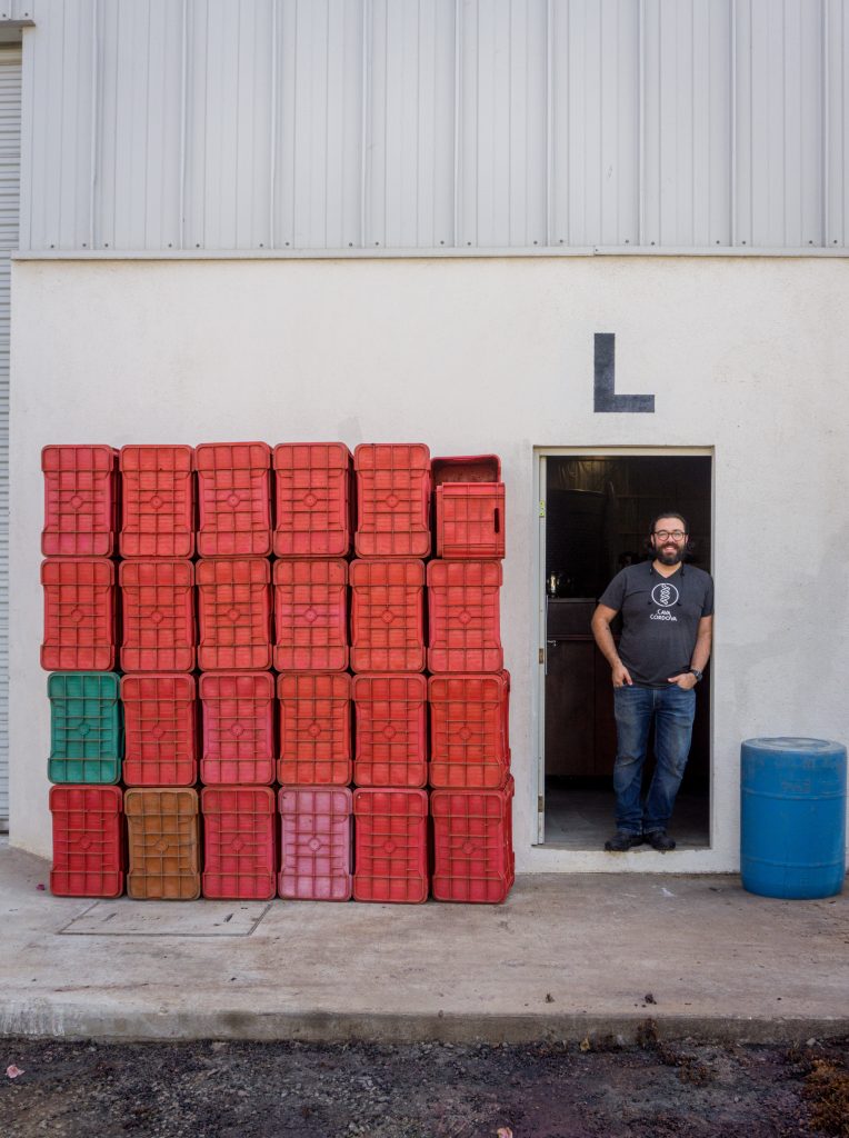 Fernando Farias Córdova, winemaker de Cava Córdova. Vino naranja