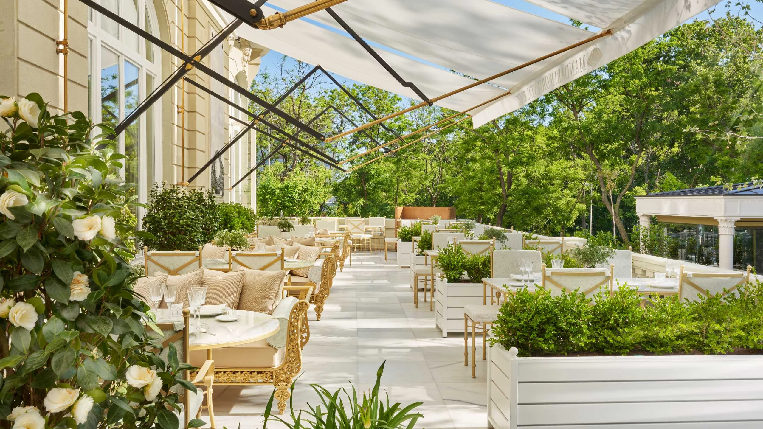 El Jardín del Ritz, el imperdible veraniego en tu visita a Madrid