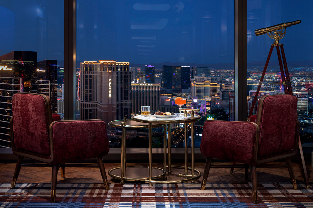 Vista desde los ventanales del Alle Lounge on 66, a lado del telescopio que hay para que los asistentes observen una panorámica de Las Vegas | Foto: Cortesía