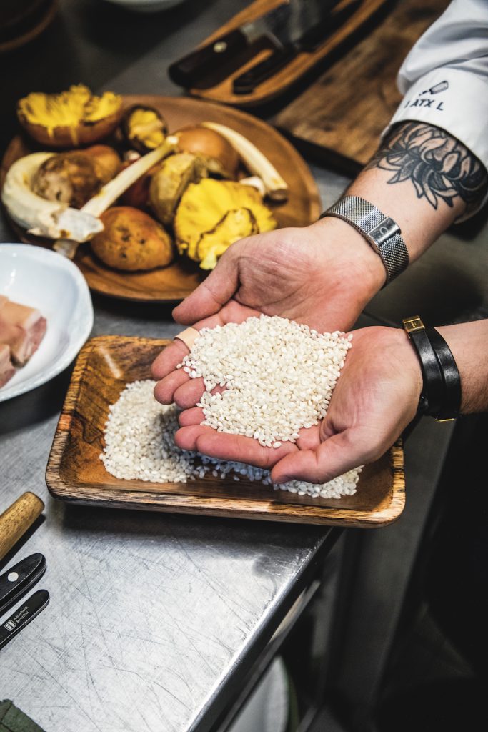 El chef Israel Arétxiga sostiene el arroz que se usará para el socarrat | Foto: Juan Pablo Espinosa