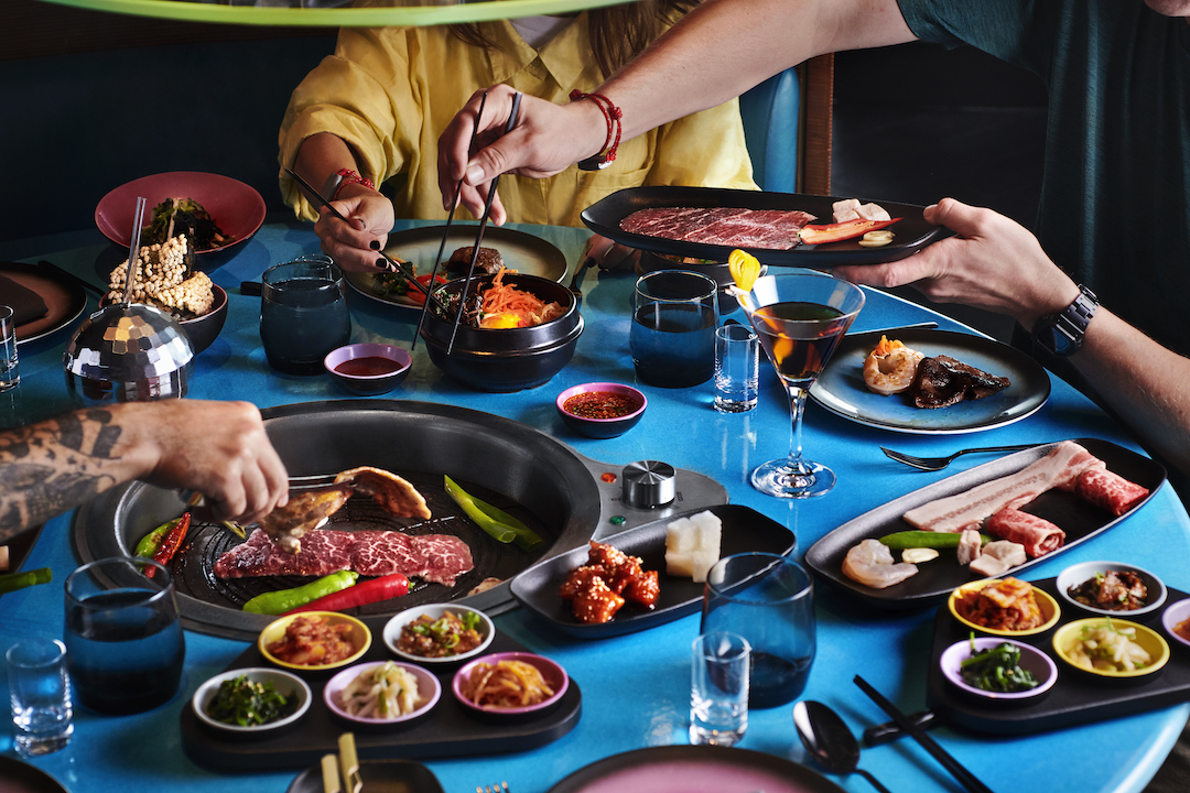 Closeup de una mesa con la parrilla a la medida en Gunbae | Foto: Scott Grummett para Virgin Voyages