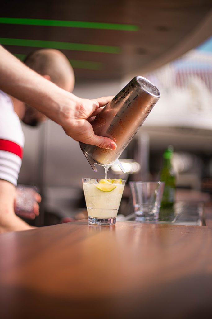 Cocteles a bordo | Foto: Gina Joy @ginajoyphoto