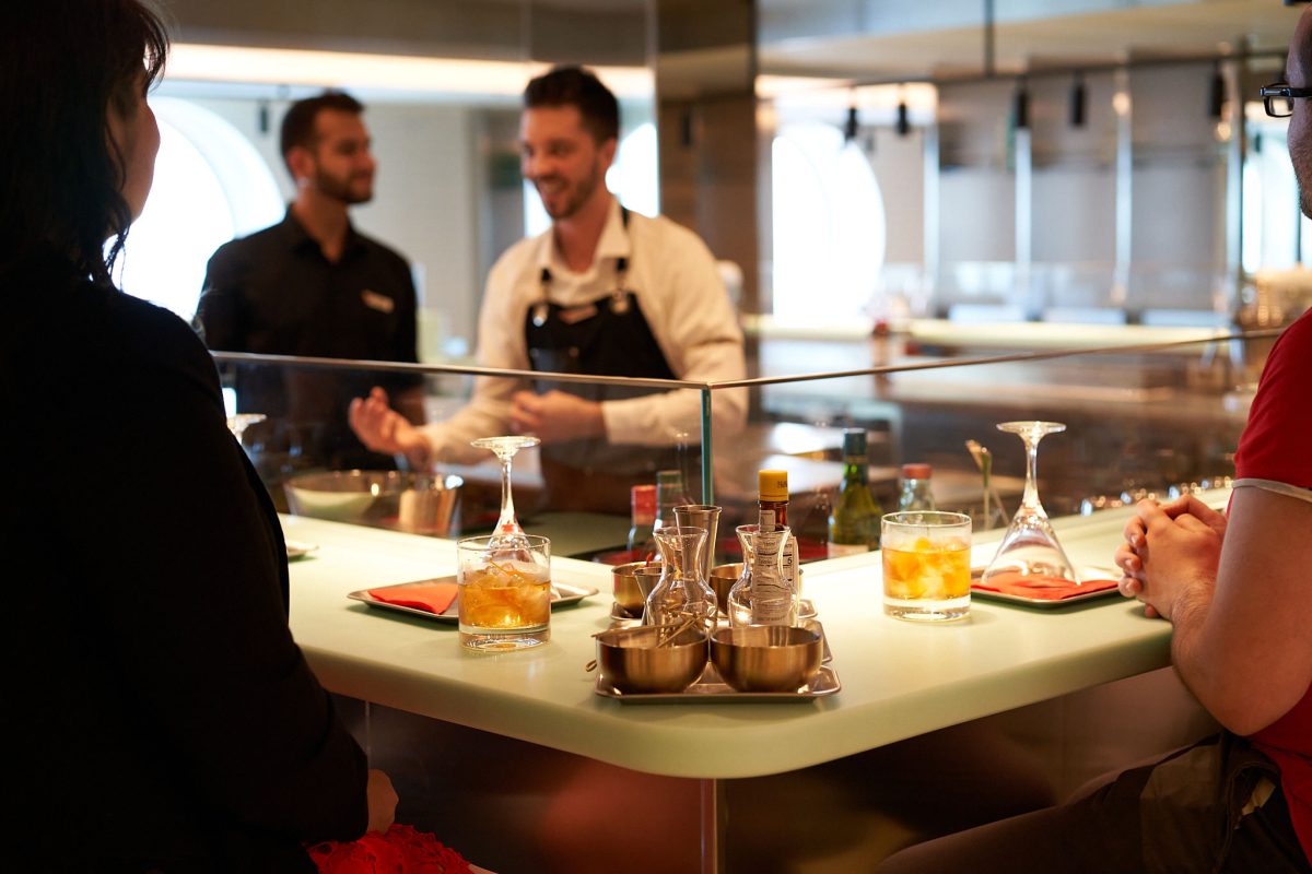 Clase de coctelería en Test Kitchen | Foto: Cortesía Virgin Voyages