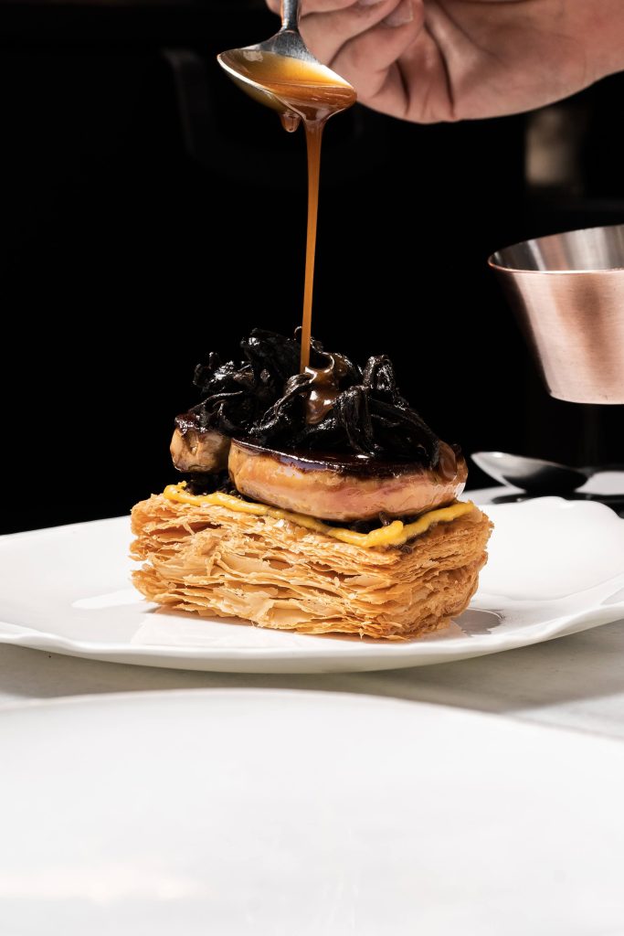 Hojaldre, trompetas de la muerte, yema de huevo y foie | Foto: Cortesía