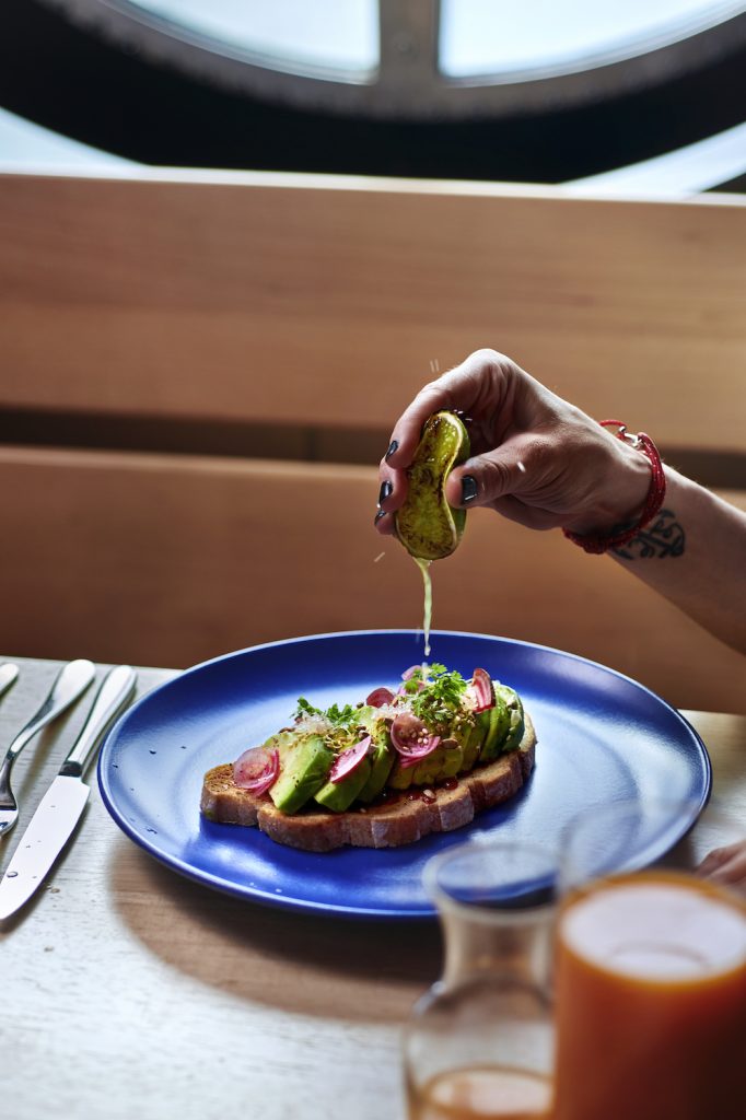 Avocado toast en Razzle Dazzle | Foto: Scott Grummett para Virgin Voyages