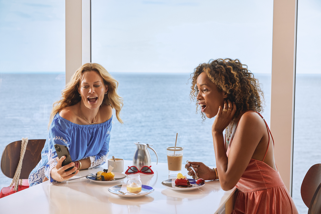 Mujeres desayunando en The Galley. | Foto: Melanie Acevedo para Virgin Voyages