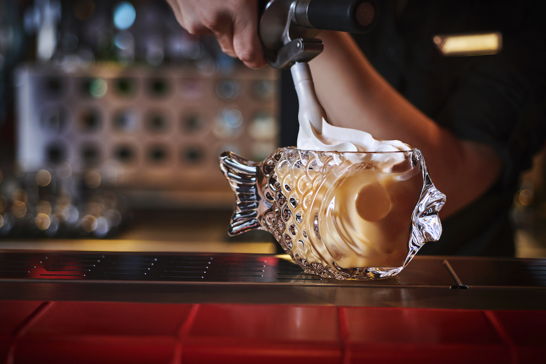 Bebidas divertidas en Razzle Dazzle | Foto: Scott Grummett para Virgin Voyages