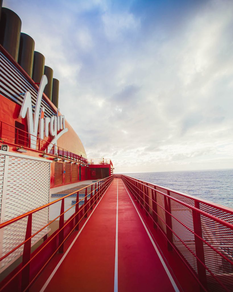 La pista de atletismo al aire libre. | Foto: Gina Joy (@ginajoyphoto) para Virgin Voyages