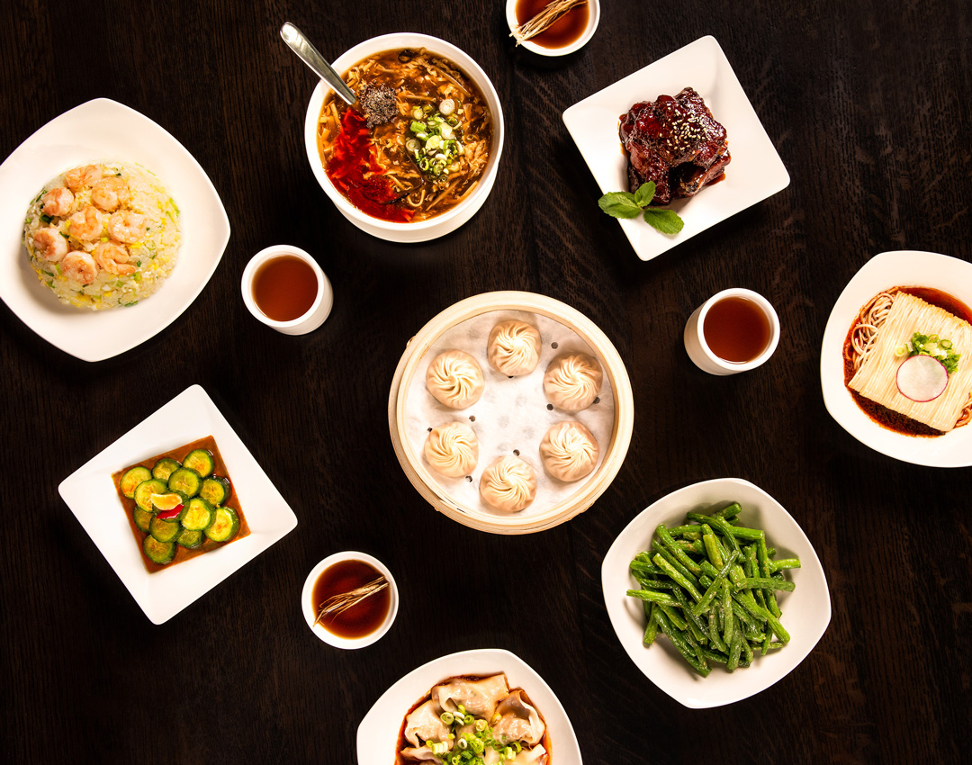 Algunos de los platillos de Din Tai fung, como Xiao Long Bao, arroz frito con camarones, ejotes salteados, sopa de fideos, entre otros.