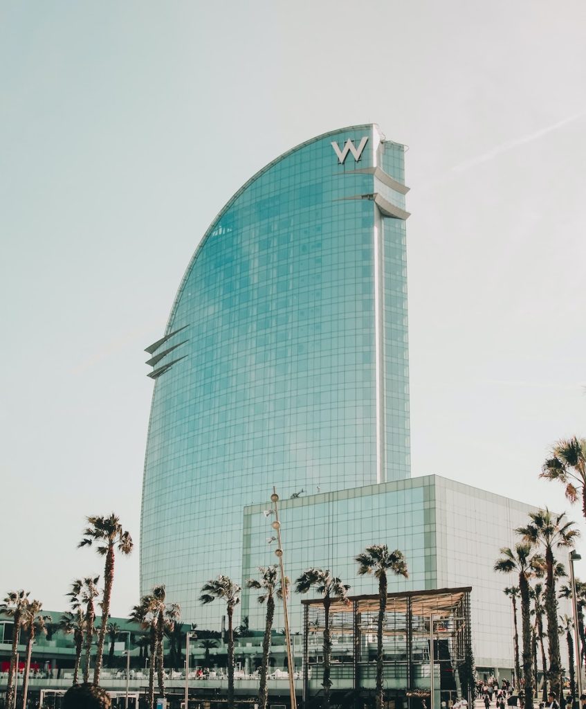Hotel W, en Barcelona | Foto: Miltiadis Fragkidis para Unsplash