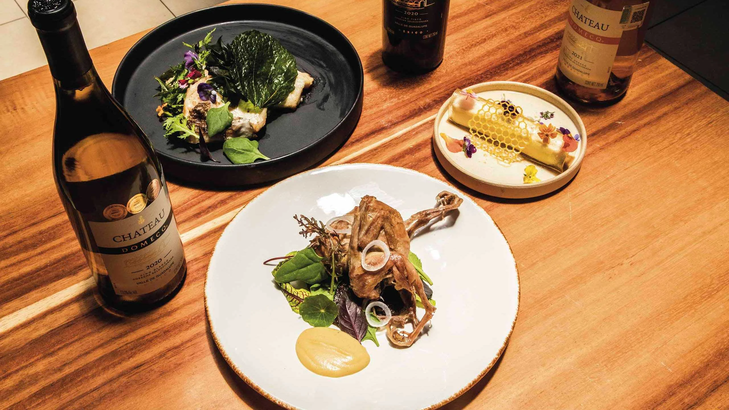 Codorniz con mole negro y puré de manzana
