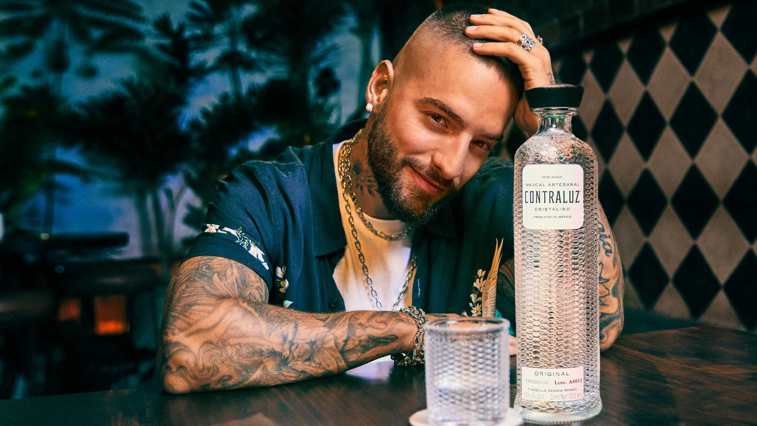 Maluma invirtió en Contraluz, el primer mezcal cristalino