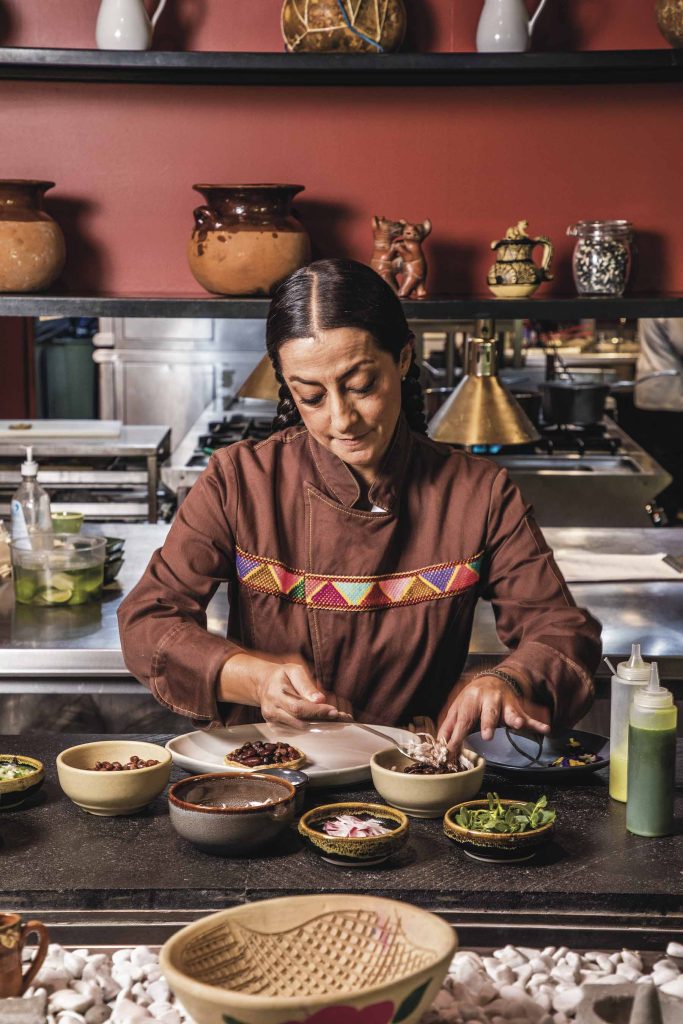 La chef Lula Martín del Campo estará presente en el Food & Wine Festival 2022, y nos compartió su receta de sope de frijol con puerco. 