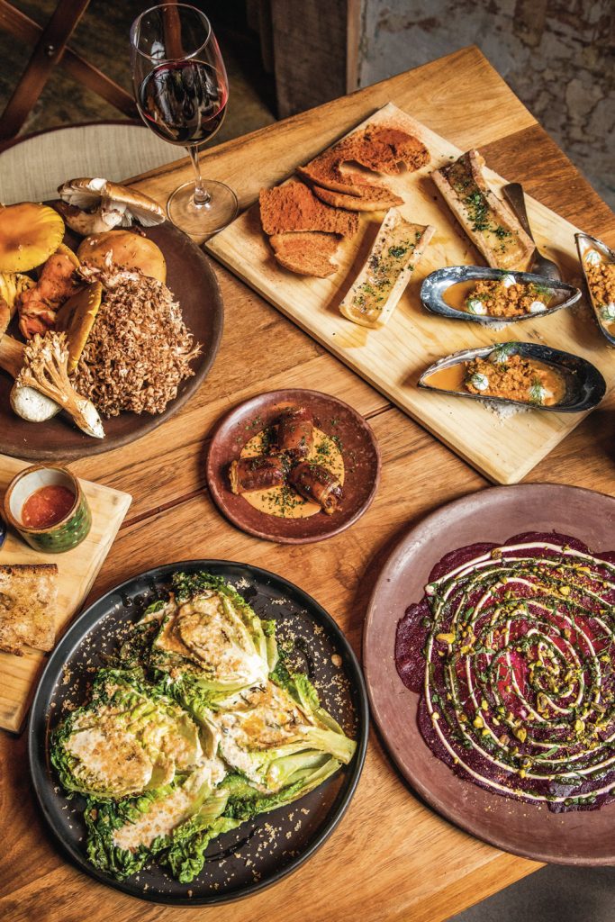 Carpaccio de betabel, mejillones en escabeche con tuétano al grill y pan lafa, dátiles rellenos de chorizo y vegetales de temporada al humo con parmesano. | Foto: Juan Pablo Espinosa
