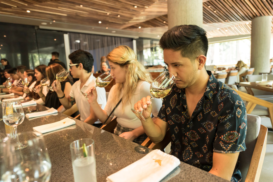 Algunas de las experiencias que se ofrecen en "Barra de Maíz" son catas de vino o destilados mexicanos. | Foto: Cortesía