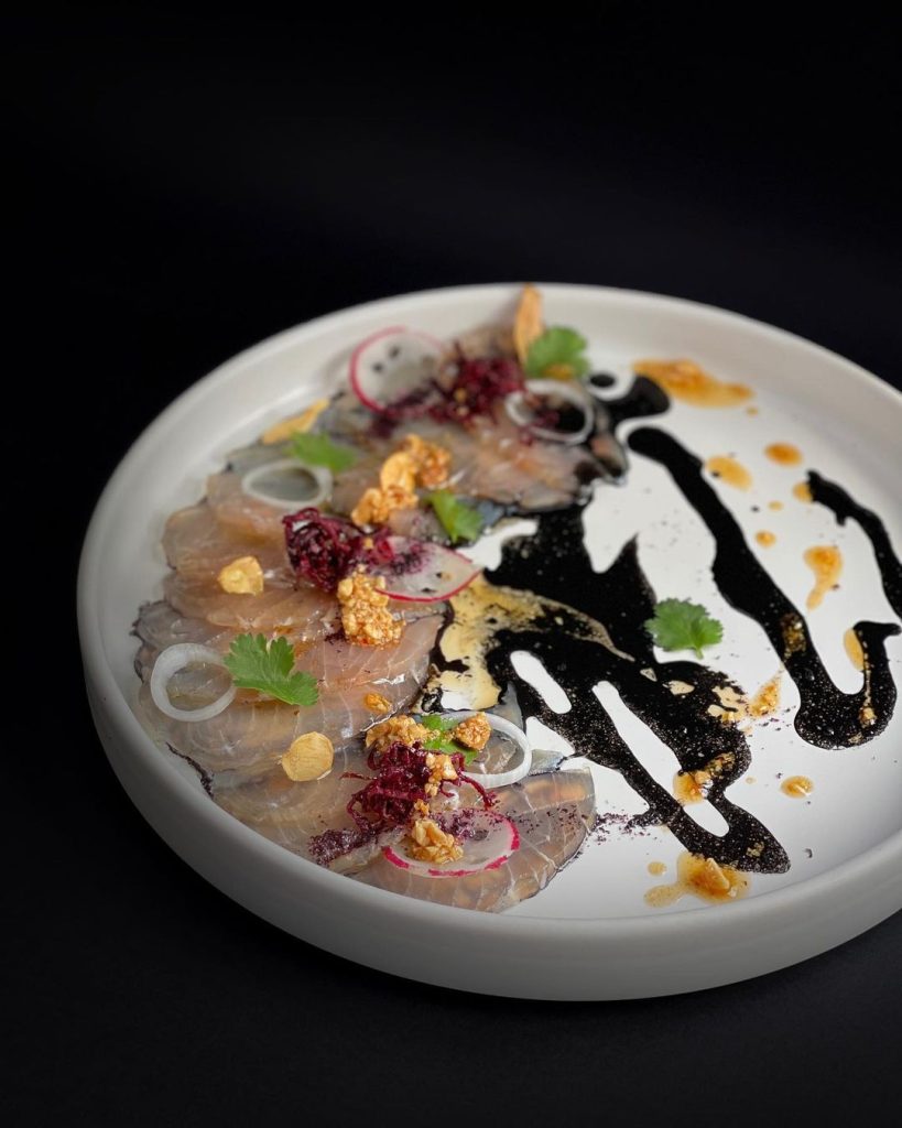 Tiradito de marlín ahumado | Foto: Instagram Cayenna Culiacán