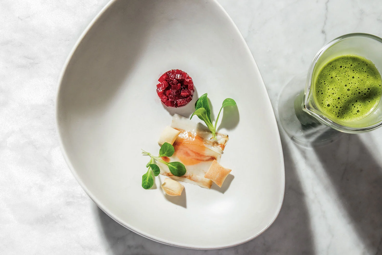 Crema de lechuga, ravioli de panceta y yema marinada y tártara de betabel