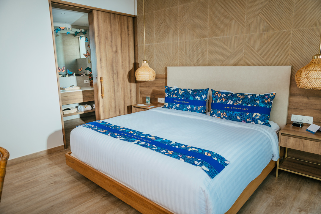 Hay textiles azules con mariposas de colores por toda la habitación | Foto: Cortesía Marriott