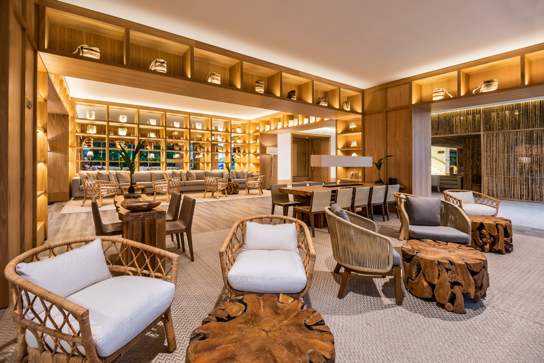 En el lobby del hotel se pueden apreciar artesanías locales como los gorros tutusomas y las mochilas wayúu. | Foto: Cortesía Marriott