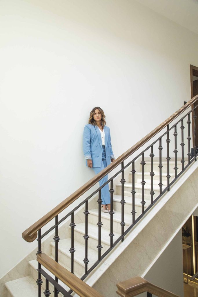 Zaira Zepeda en las escaleras