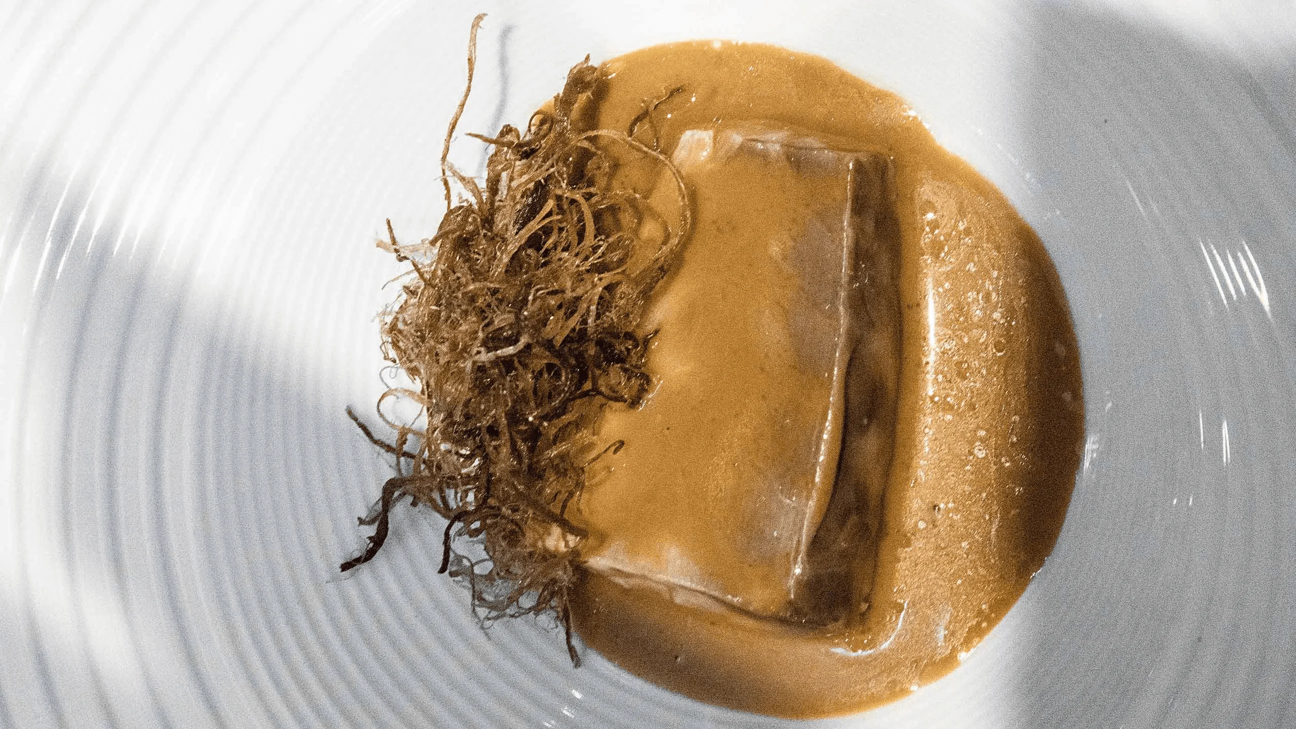 Lobina al vapor con emulsión pelayo, una receta de Elkano y Lorea