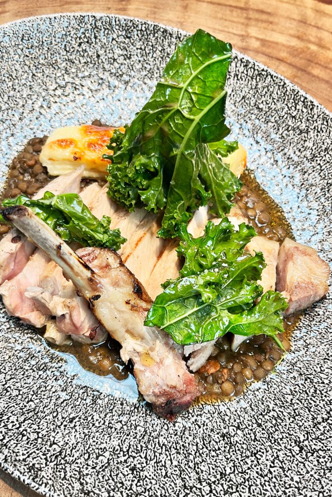 Chuletón de cerdo con lentejas y longaniza | Foto: Anabel Oviedo