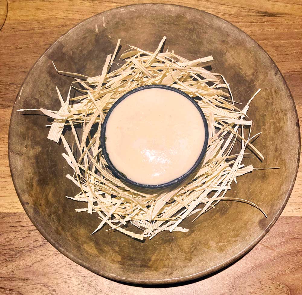 Chawamunshi de elote, crema de uchepos, ikura curado en licor de nixtamal y aceite infusionado con vainilla.