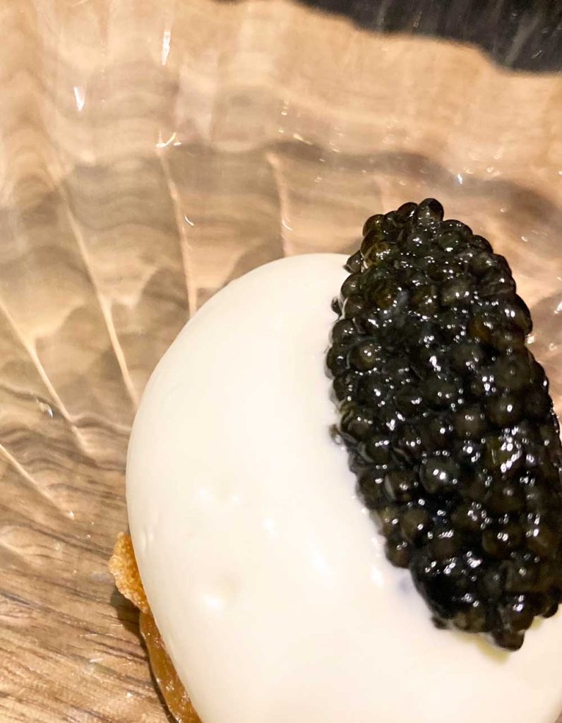 Crème fraîche, níspero y caviar
