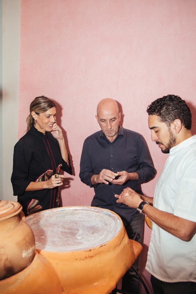 De izquierda a derecha: María Forcada, Aitor Arregi y Oswaldo Oliva, en Lorea. | Foto: Tanya Chávez