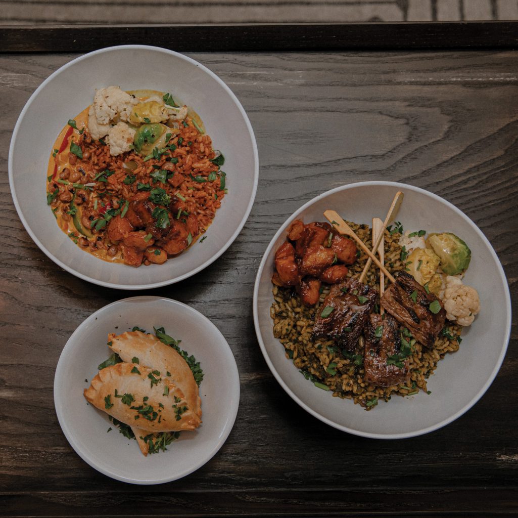 Motherland con arroz jollof + Greens & Tings + Minnie Pies | Foto: Cortesía ChòpnBlk