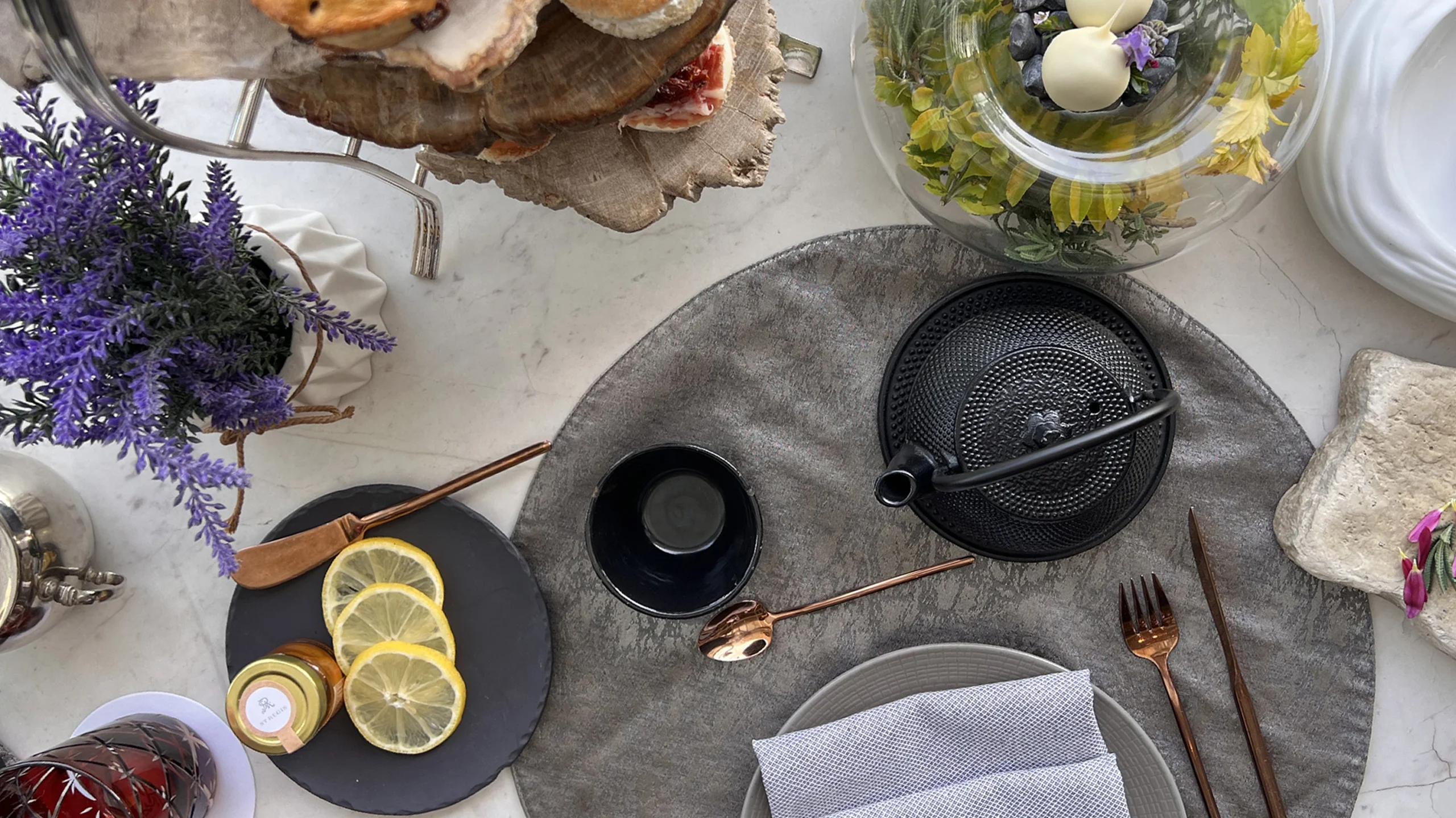 En este hotel puedes disfrutar un ritual del té inspirado en las jacarandas