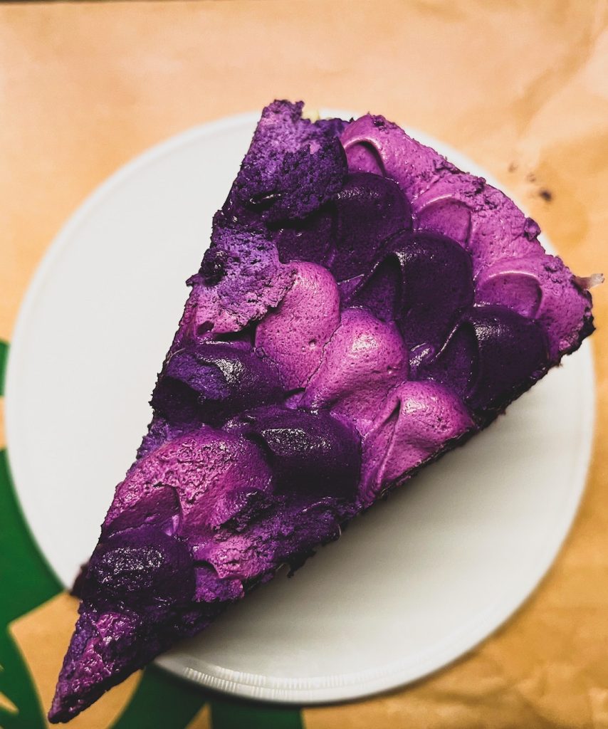Rebanada de pastel de ube | Foto: Miguel Lorenzo para Unplash